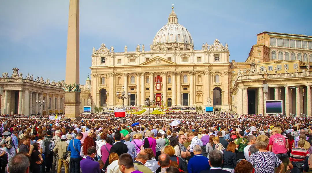 Full crowd in front of the Vatican